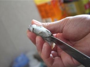 用到刀轻轻的从虾背处切开，注意不要切的太深，以免切断