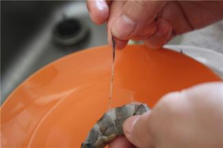 用牙签轻轻挑出虾线即可