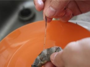 用牙签轻轻挑出虾线即可