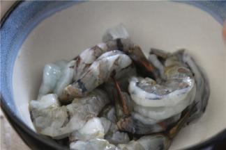 把准备好的虾调味，倒入半勺料酒去腥，少许的盐，鸡精和胡椒粉，抓拌均匀，腌10分钟左右