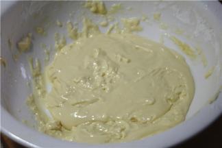 玉米淀粉，土豆淀粉各一半，加入少许的泡打粉和色拉油，2个鸡蛋清搅拌均匀