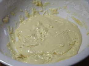 玉米淀粉，土豆淀粉各一半，加入少许的泡打粉和色拉油，2个鸡蛋清搅拌均匀