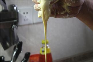 搅拌的时候可以少量多次的加清水，搅拌至脆皮糊能用手中纤成线状就可以