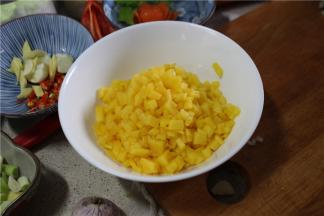 芒果去皮切成小块