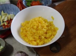 芒果去皮切成小块