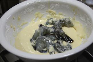 把腌好的的虾放入面糊内，均匀的裹上面糊