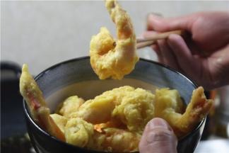 油锅倒入食用油，烧至2成热，放入青虾炸1分钟左右定型捞出