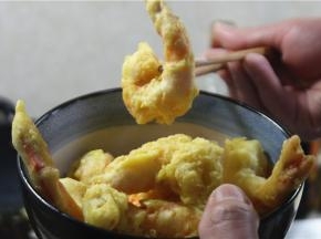 油锅倒入食用油，烧至2成热，放入青虾炸1分钟左右定型捞出