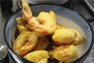 再把油温烧到六成热时再把定型的虾炸脆起锅