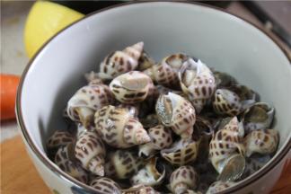 把煮熟的花螺先用水冲洗一下，再放入纯净水或凉白开中泡冷后，捞起沥干水分备用。