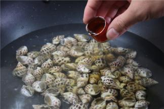 买回的花螺清洗干净，冷水下锅煮制，大约水开一分钟后花螺煮熟捞出。可加入一点料酒去腥，放少许盐增加花螺底味