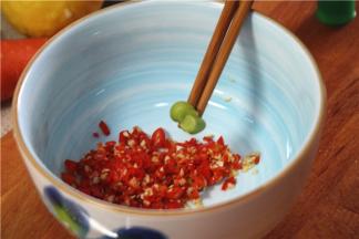 首先放入小米辣，芥末
芥末除了增加花螺辛辣呛鼻的口感，还有一定的杀菌作用