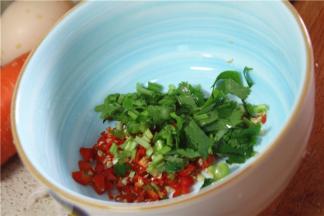 再加盐、味精、香菜末