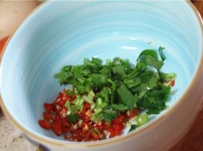 再加盐、味精、香菜末