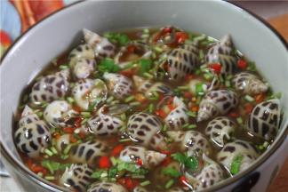 最后加入纯净水或者凉白开搅匀，这道菜最关键的泰汁就调制好了，把冷却的花螺倒入调好的汁水中浸泡两个小时以上入味后就可以摆盘了