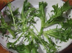 在盘子里放少许苦菊装饰