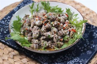 把泡制好的花螺装盘，加一点汁水就好