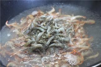 把河虾洗干净，倒去开水锅汆水，汆水的时候锅里放少许料酒去腥气。
