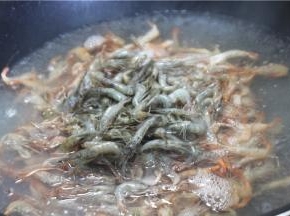 把河虾洗干净，倒去开水锅汆水，汆水的时候锅里放少许料酒去腥气。