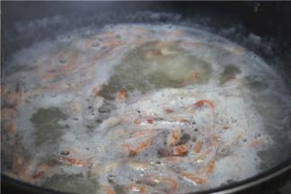 下入河虾水开之后煮出白沫即可捞出，白沫是虾身上的粘稠物，煮出白沫基本就已经去除了腥味。