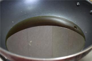 把汆水的虾捞出备用，锅里倒入适量的油，烧到7成油温。用手在锅上方可以感受到温度，如果不确定油温，可以将河虾丢进去，四周冒小泡就说明油温刚好。