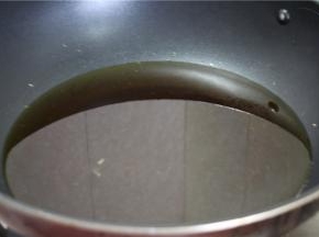 把汆水的虾捞出备用，锅里倒入适量的油，烧到7成油温。用手在锅上方可以感受到温度，如果不确定油温，可以将河虾丢进去，四周冒小泡就说明油温刚好。