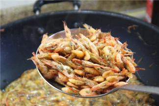 炸至金黄色即可起锅。