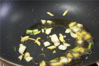 锅里留10克左右的油，下姜，蒜片