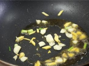 锅里留10克左右的油，下姜，蒜片