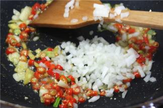 加小米椒、洋葱粒