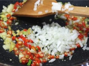 加小米椒、洋葱粒