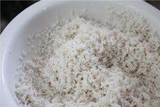 糯米洗净，用温水泡2个小时以上，将糯米泡到能用手指掐断