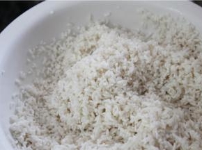 糯米洗净，用温水泡2个小时以上，将糯米泡到能用手指掐断