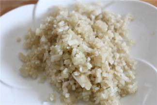 把雪莲剁成碎粒备用