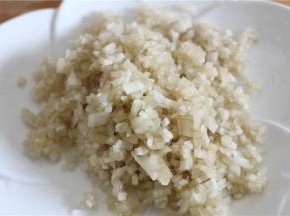 把雪莲剁成碎粒备用