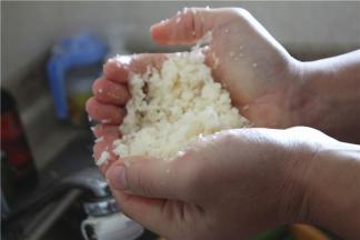 把雪莲的汁挤出来。如果不挤出来加进肉里肉会变得很散，肉馅不容易成团