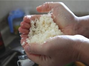 把雪莲的汁挤出来。如果不挤出来加进肉里肉会变得很散，肉馅不容易成团