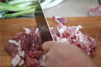 选用肥瘦相间的猪肉，先去皮切成片，剁成肉馅。