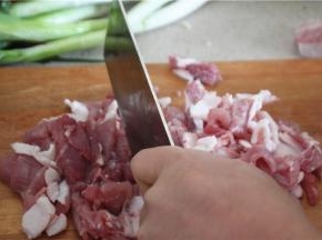 选用肥瘦相间的猪肉，先去皮切成片，剁成肉馅。