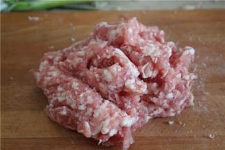 最好选择肥三成瘦七成的猪肉，这样制作出来的肉馅口感不会很柴