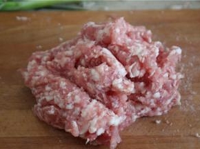 最好选择肥三成瘦七成的猪肉，这样制作出来的肉馅口感不会很柴