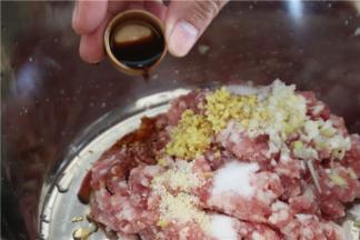 把准备好的肉末调味，加姜末、蒜末、料酒、盐、味精、糖、生抽、白胡椒粉，一边用手搅拌肉末，一边加水（1斤肉一般加1两水左右，一次性把水加进去很难把肉搅拌好，所以要少次多量的加）