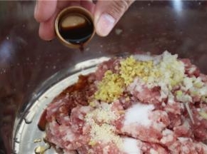 把准备好的肉末调味，加姜末、蒜末、料酒、盐、味精、糖、生抽、白胡椒粉，一边用手搅拌肉末，一边加水（1斤肉一般加1两水左右，一次性把水加进去很难把肉搅拌好，所以要少次多量的加）