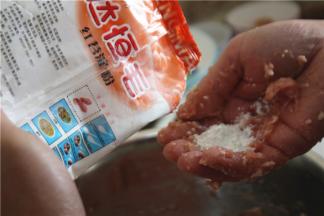 接着下淀粉，淀粉与肉的比例大概在1斤肉下1两淀粉，淀粉最好选用红薯淀粉，这样做出来的圆子口感更佳滑嫩
再下1个鸡蛋清（1斤肉加1个鸡蛋清），搅拌到搅拌到肉具有粘性起胶为止