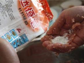 接着下淀粉，淀粉与肉的比例大概在1斤肉下1两淀粉，淀粉最好选用红薯淀粉，这样做出来的圆子口感更佳滑嫩
再下1个鸡蛋清（1斤肉加1个鸡蛋清），搅拌到搅拌到肉具有粘性起胶为止