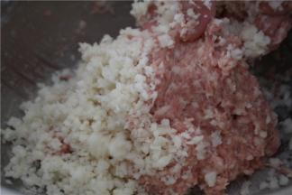 把打好的肉加上雪莲果搅拌均匀