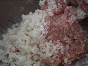 把打好的肉加上雪莲果搅拌均匀