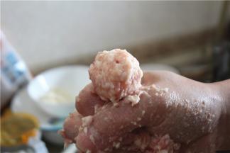 用手挤成肉圆子，大约30克一个