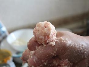 用手挤成肉圆子，大约30克一个