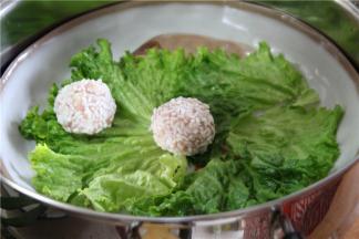 再用泡好的糯米裹上装盘